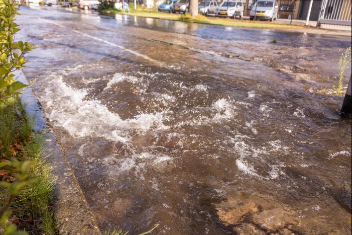 Waterpret na gesprongen waterleiding