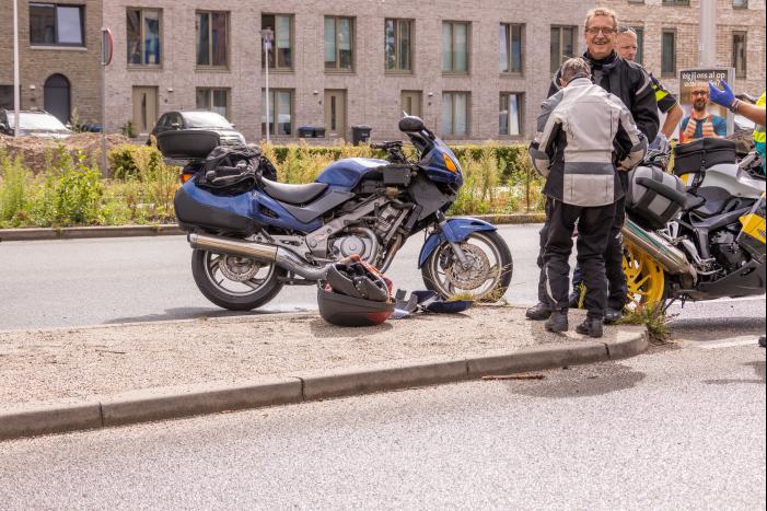 Motorrijders betrokken bij kop-staartbosting
