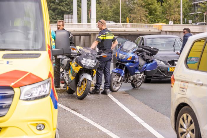 Motorrijders betrokken bij kop-staartbosting