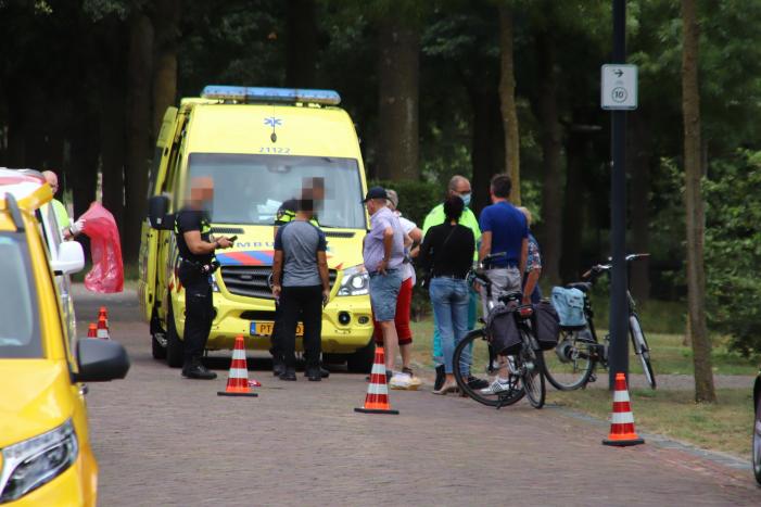 #Veghel Fietser gewond naar ziekenhuis vervoerd na ongeval Nieuwe Veldenweg Veghel.