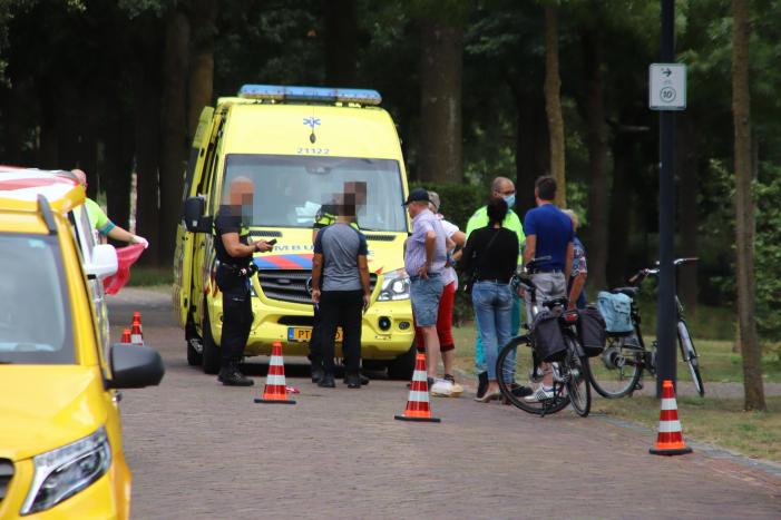 Fietser gewond naar ziekenhuis vervoerd na ongeval