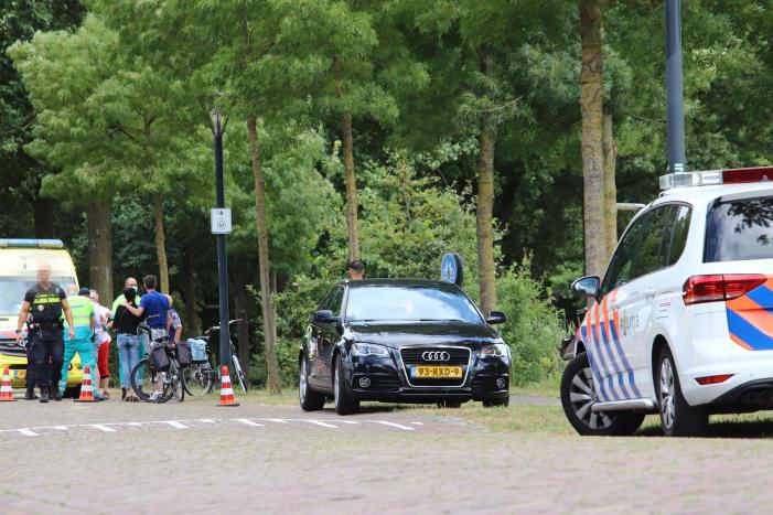 Fietser gewond naar ziekenhuis vervoerd na ongeval