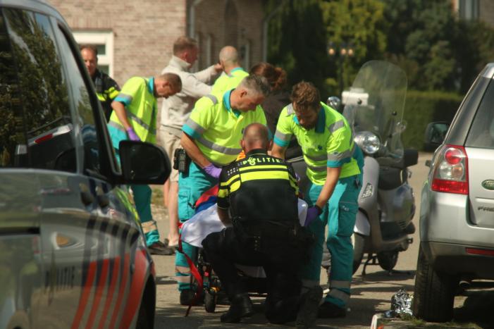 Opzittende scooter gewond na val