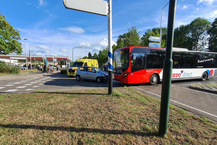Stadsbus en personenauto botsen frontaal
