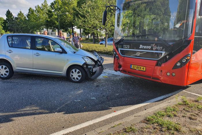 Stadsbus en personenauto botsen frontaal