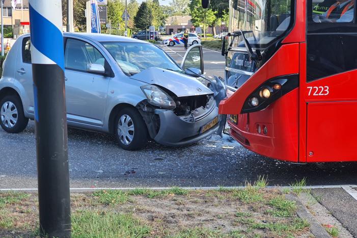 Stadsbus en personenauto botsen frontaal