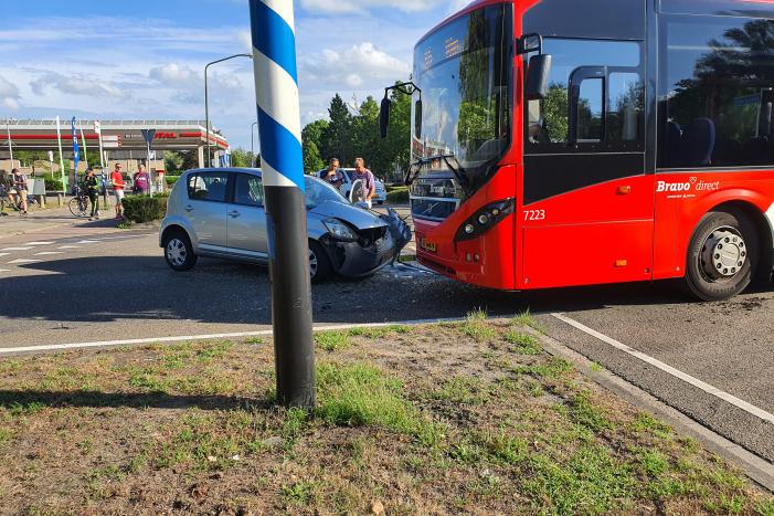 Stadsbus en personenauto botsen frontaal