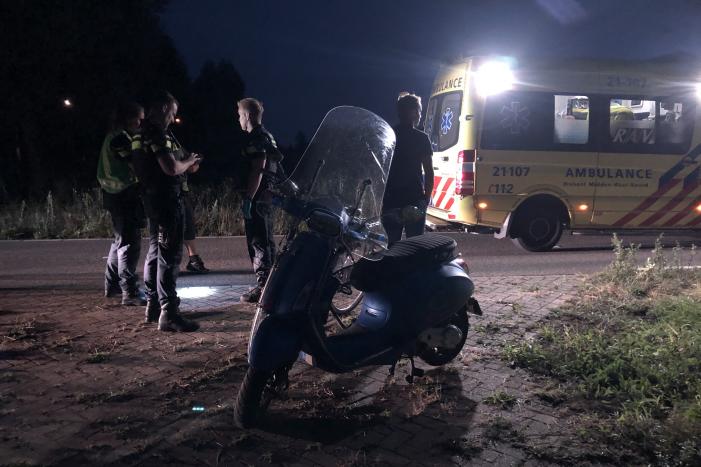 Man valt met brommer en raakt gewond