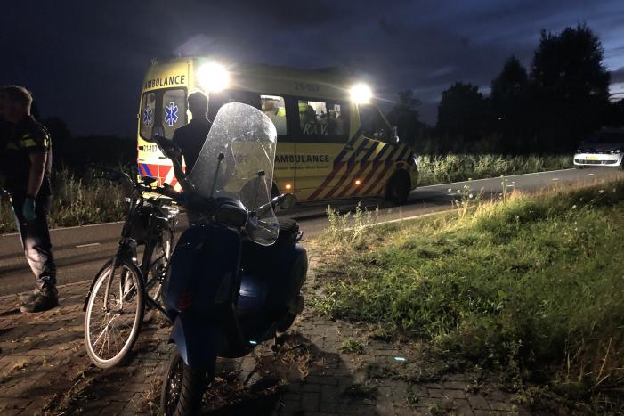 Man valt met brommer en raakt gewond