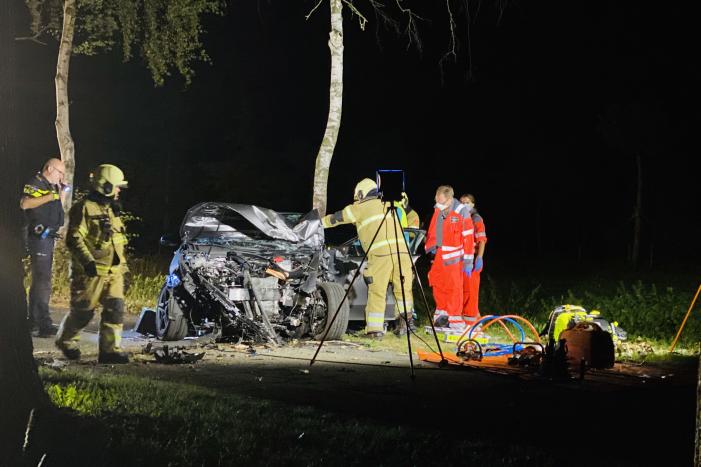 Bestuurder zwaargewond na crash tegen boom