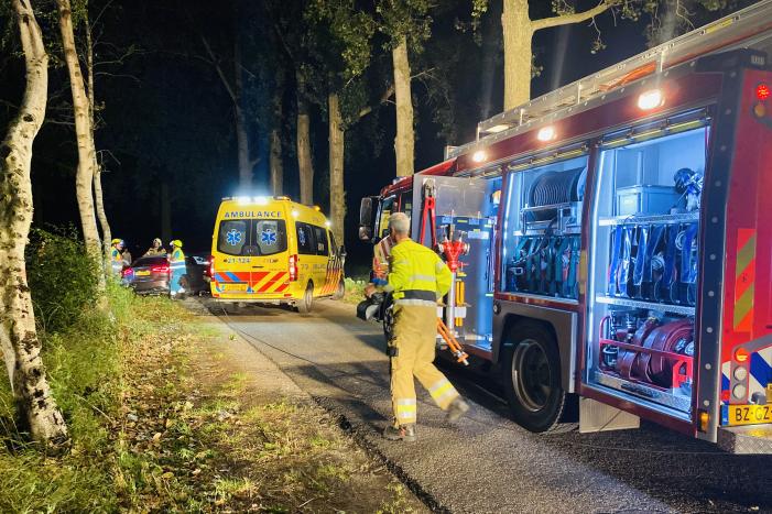Bestuurder zwaargewond na crash tegen boom