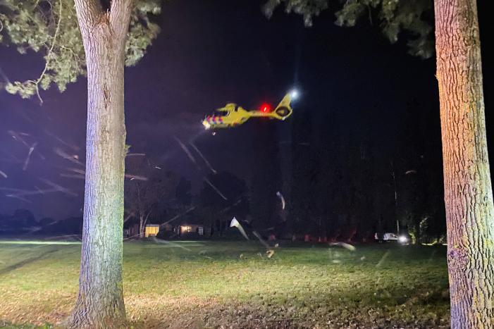 Bestuurder zwaargewond na crash tegen boom