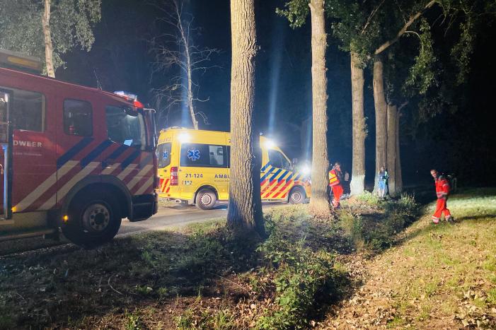Bestuurder zwaargewond na crash tegen boom