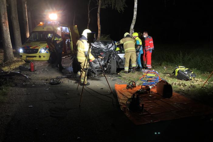Bestuurder zwaargewond na crash tegen boom