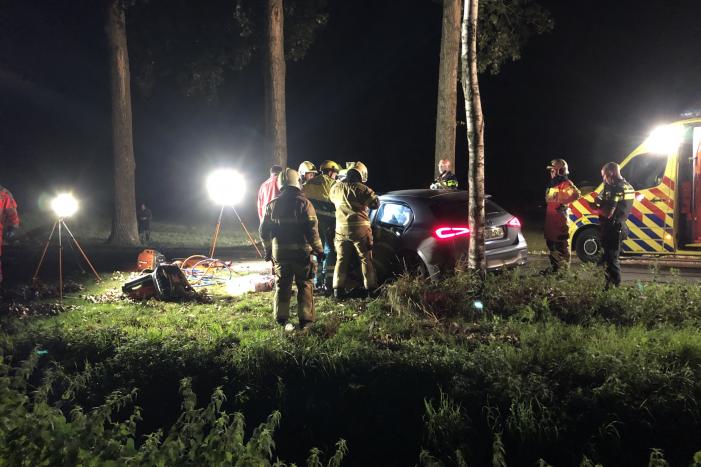 Bestuurder zwaargewond na crash tegen boom