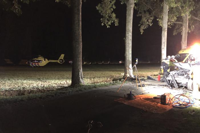 Bestuurder zwaargewond na crash tegen boom