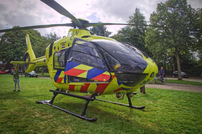 Traumahelikopter landt op grasveld voor incident in woning