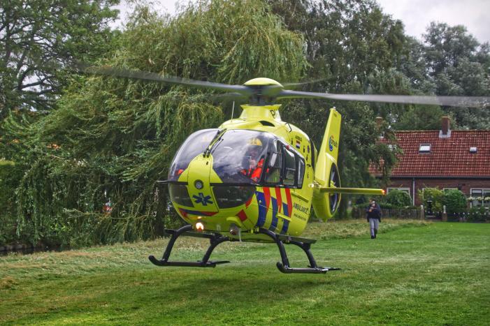 Traumahelikopter landt op grasveld voor incident in woning