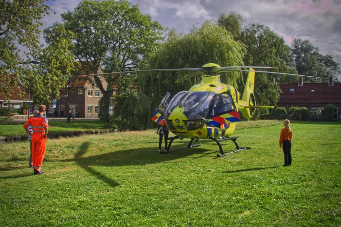 Traumahelikopter landt op grasveld voor incident in woning