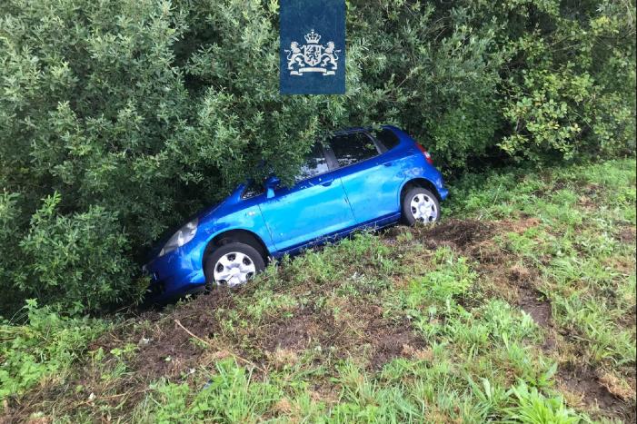 Automobiliste raakt van de weg op afrit