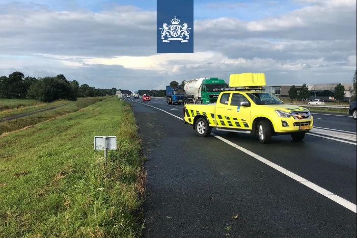 Automobiliste raakt van de weg op afrit