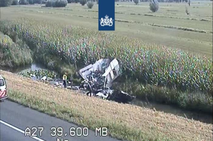 Caravan belandt in naastgelegen sloot van snelweg