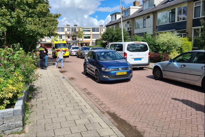 Overstekend kind geschept door auto