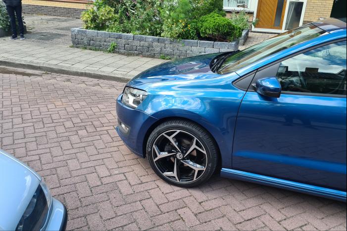 Overstekend kind geschept door auto