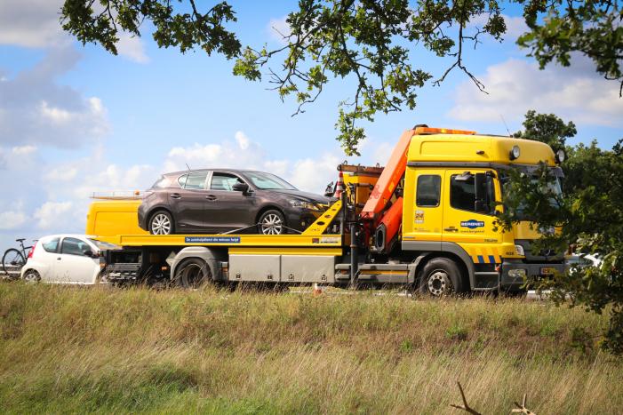 Forse file door kop-staartbotsing met drie voertuigen