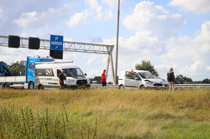 Forse file door kop-staartbotsing met drie voertuigen