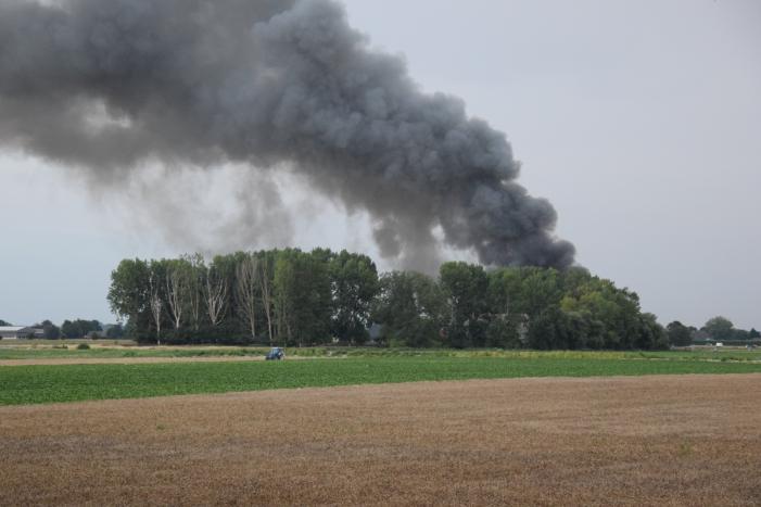 Zwarte rookwolken bij grote brand in schuur