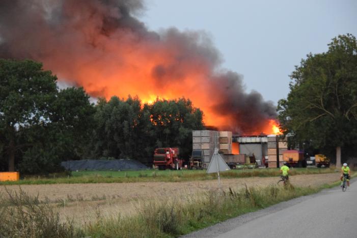 Zwarte rookwolken bij grote brand in schuur