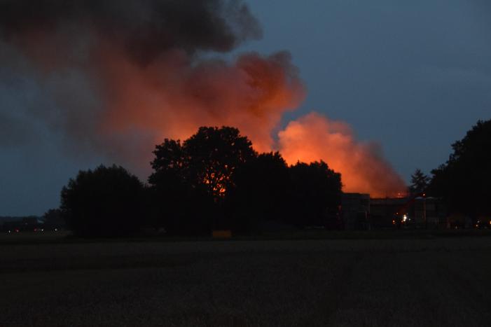 Zwarte rookwolken bij grote brand in schuur