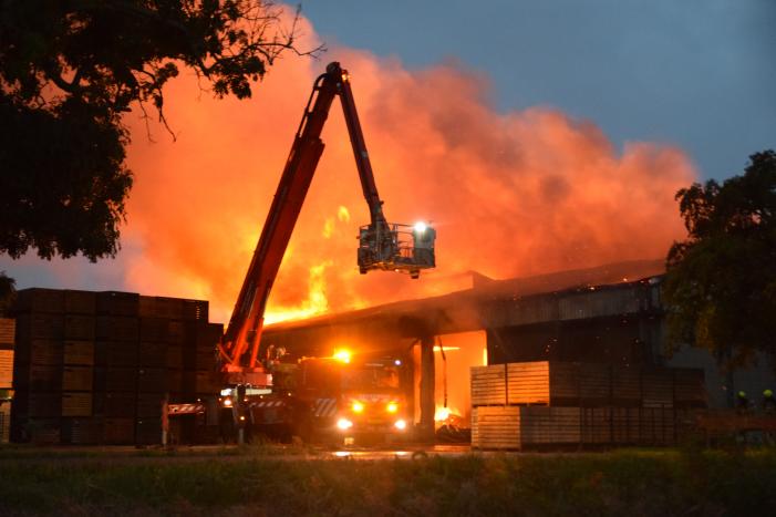 Zwarte rookwolken bij grote brand in schuur