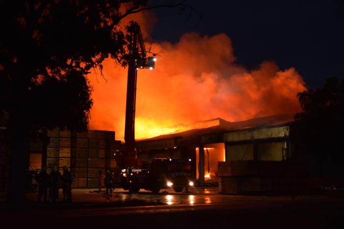 Zwarte rookwolken bij grote brand in schuur