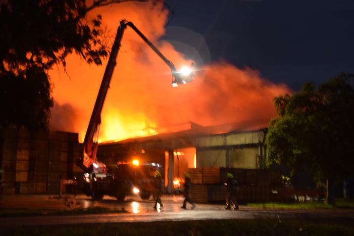 Zwarte rookwolken bij grote brand in schuur
