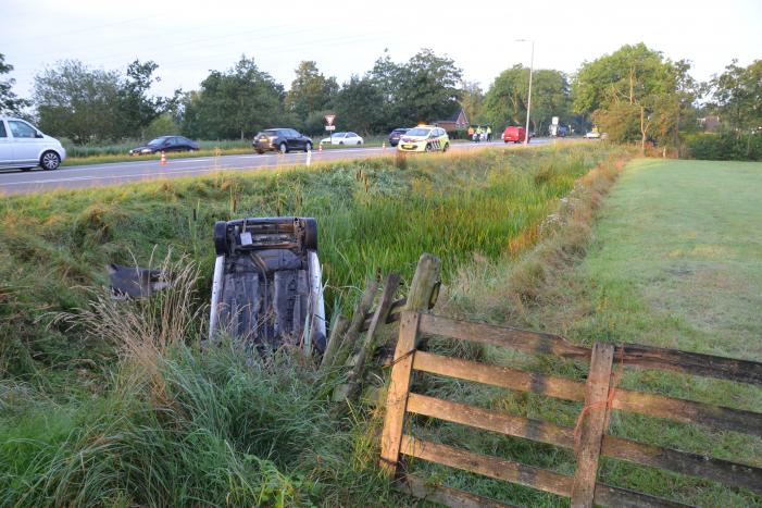 Auto op de kop, bestuurder spoorloos
