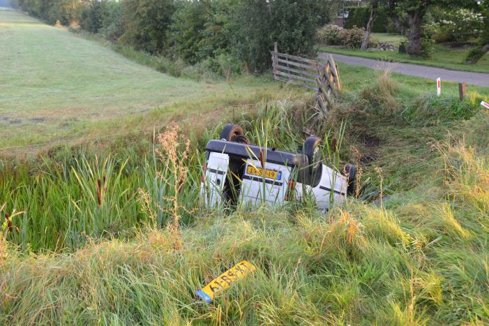 Auto op de kop, bestuurder spoorloos