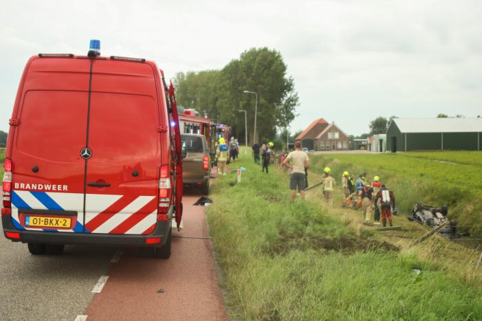Bestuurder heeft engeltje op schouder bij koprol met auto
