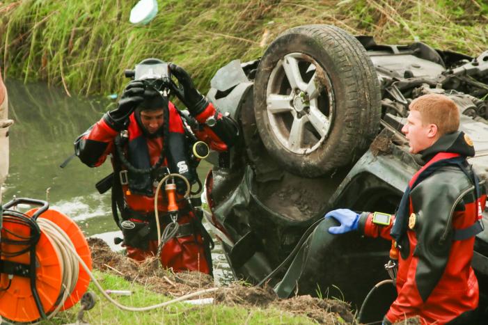 Bestuurder heeft engeltje op schouder bij koprol met auto