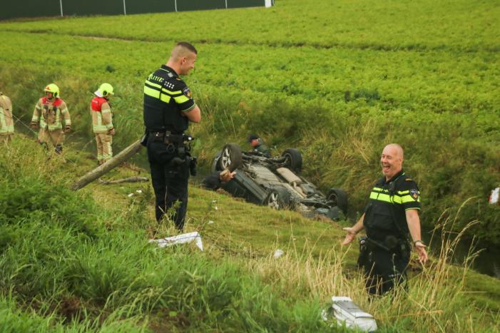 Bestuurder heeft engeltje op schouder bij koprol met auto