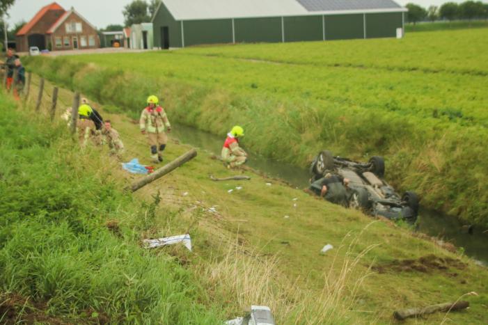 Bestuurder heeft engeltje op schouder bij koprol met auto