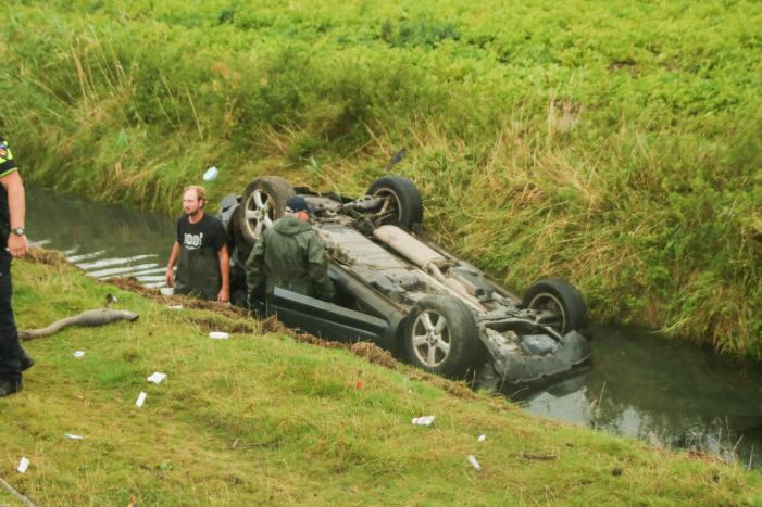 Bestuurder heeft engeltje op schouder bij koprol met auto