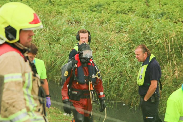 Bestuurder heeft engeltje op schouder bij koprol met auto