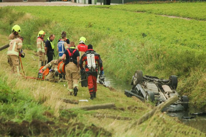 Bestuurder heeft engeltje op schouder bij koprol met auto