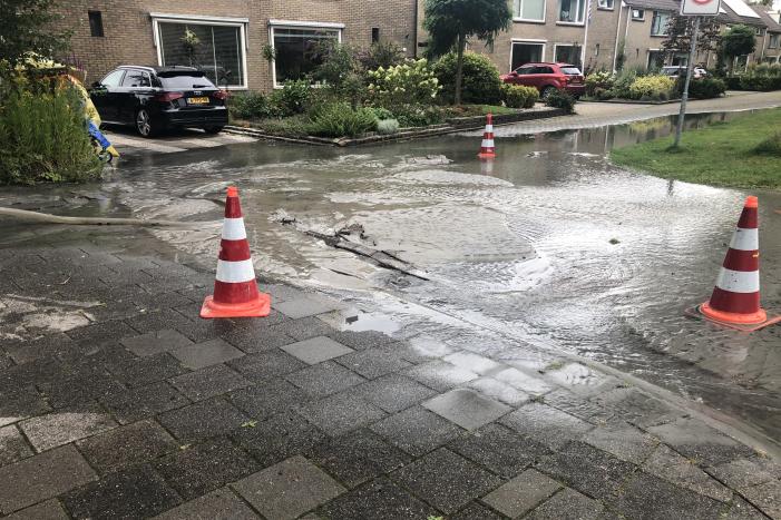 Straten onder water na gesprongen waterleiding