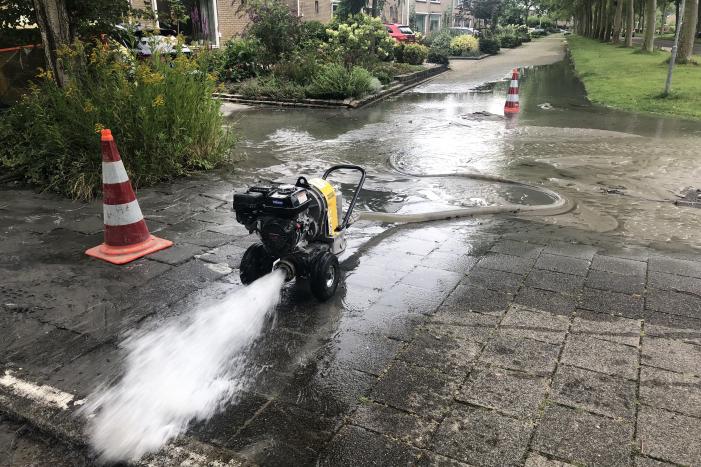 Straten onder water na gesprongen waterleiding