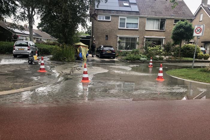 Straten onder water na gesprongen waterleiding