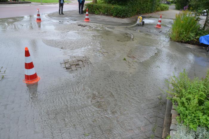 Straten onder water na gesprongen waterleiding