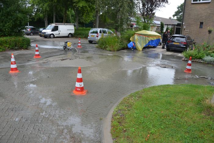 Straten onder water na gesprongen waterleiding
